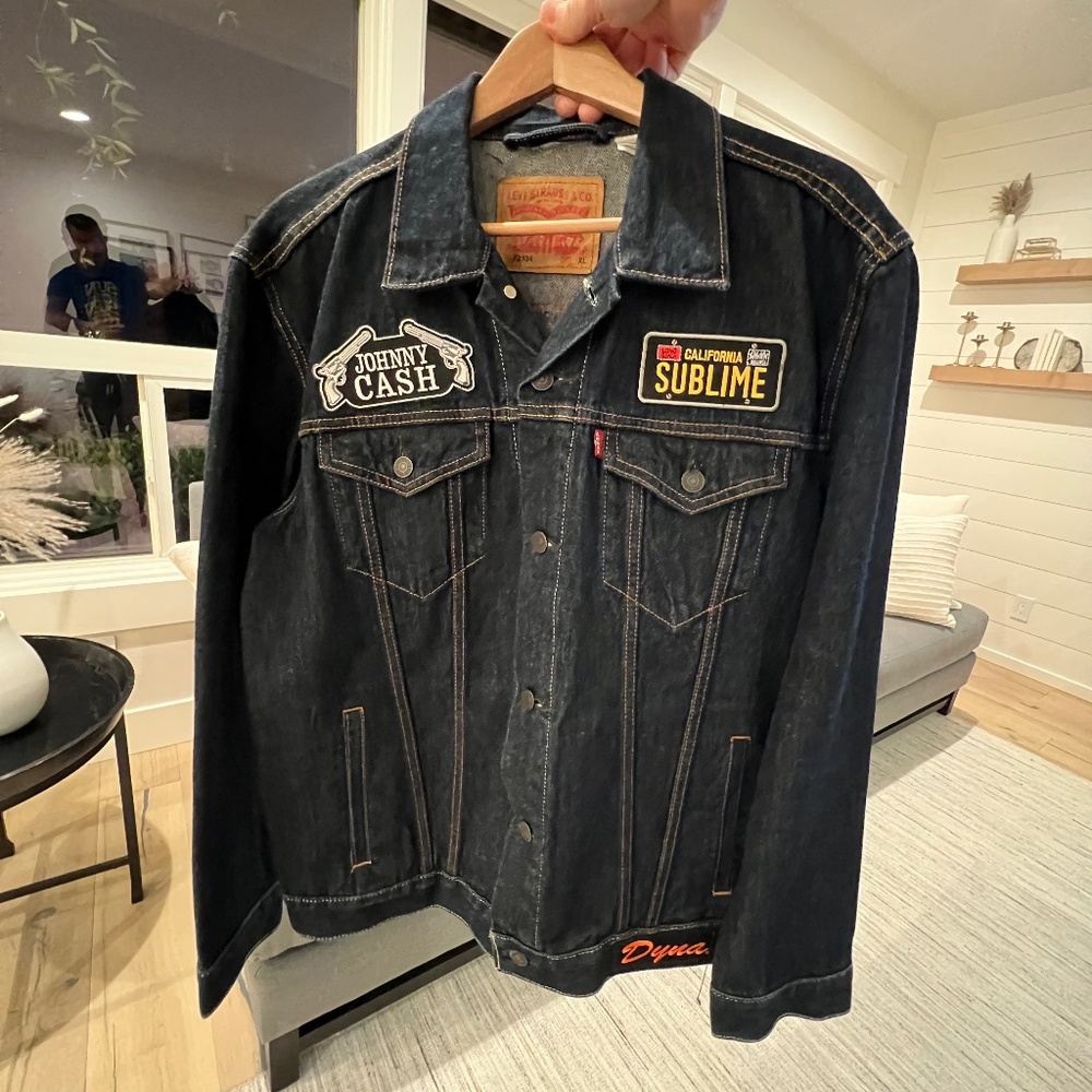 XL Levi‘s Trucker Jacket (customized with patches)